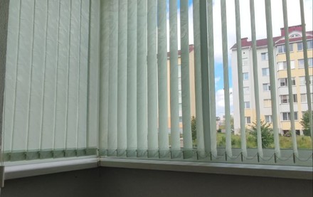 Жалюзи вертикальные салатовые на балконе