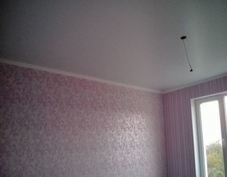 В зале натяжной потолок сатиновый стандартный