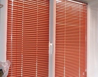 В зале жалюзи горизонтальные оранжевые