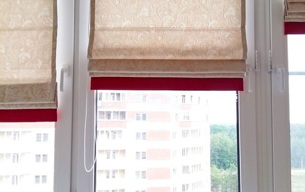 Римские шторы сатиновые на балконе