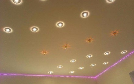 Светодиодная лента цветная на матовом потолке в зале розовая
