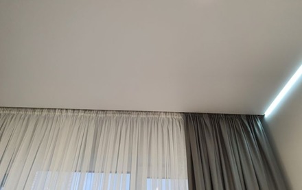 Скрытый карниз с парящим потолком в зале ракурс 1