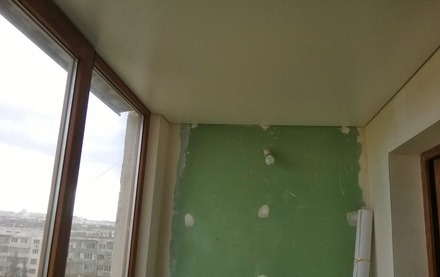 Белый сатиновый натяжной потолок MSD на балконе стандартный (классический)