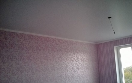 Белый матовый натяжной потолок BAUF в зале стандартный (классический)