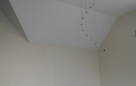 Мансардный натяжной потолок MSD матовый с люстрой