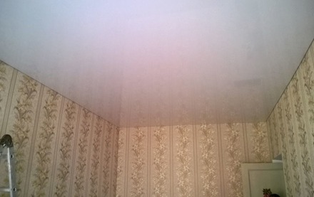 Бесшовный натяжной потолок MSD в зале глянцевый
