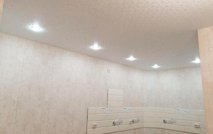 Фактурный натяжной потолок на кухне белый
